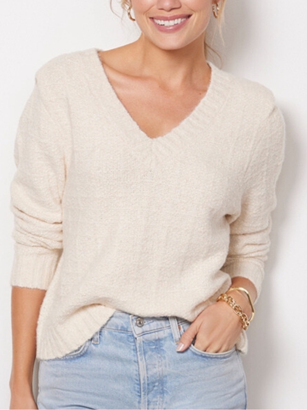 EVEREVE Ashlyn Strong Shoulder V-Neck Pullover with Metallic Gold Threads (S)